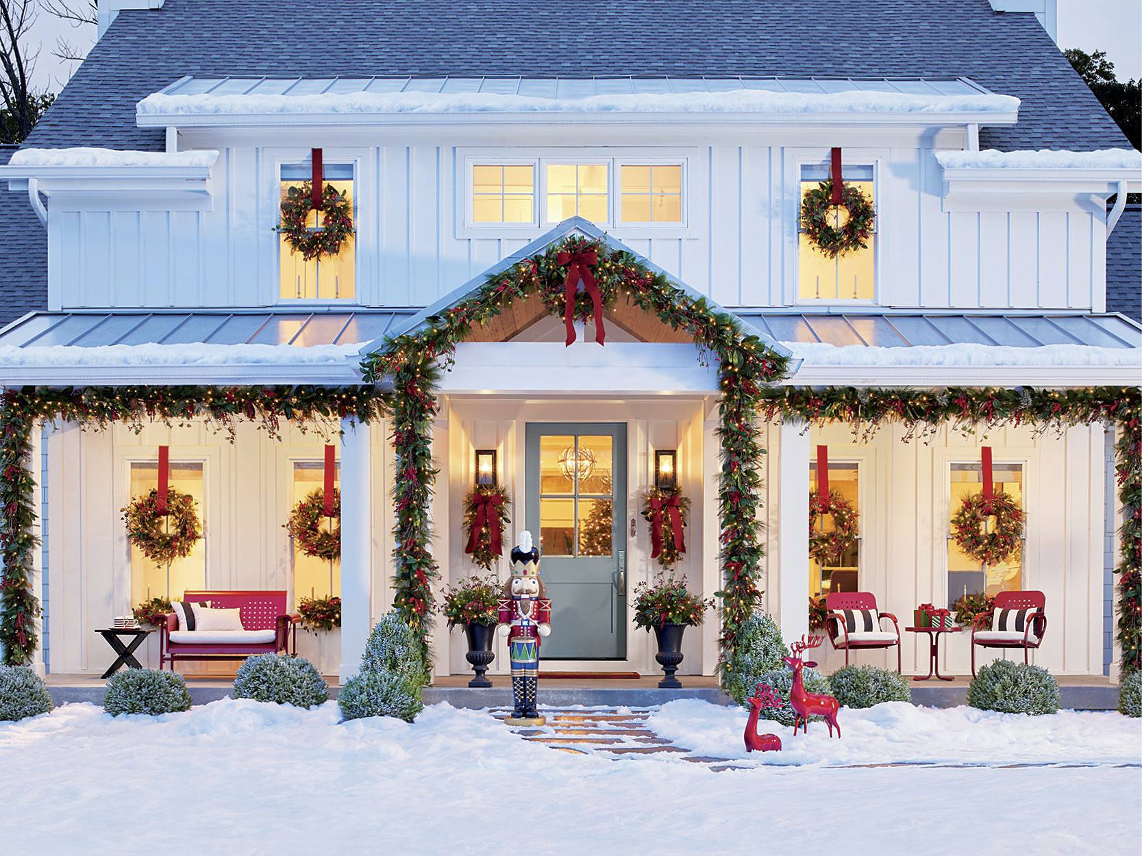 10 porch decoration christmas ideas for a welcoming holiday entrance