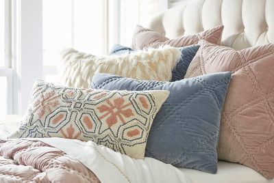 How To Arrange Throw Pillows On A Bed Throw Pillow Sizes For Bed   BLOG Pillows 2